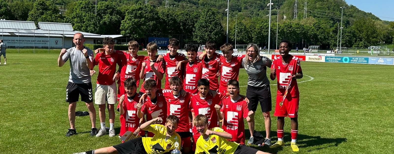 Jugendliche des FV Lörrach-Brombach auf dem Fußballplatz