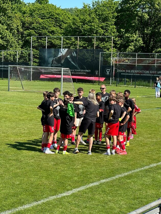Jugendliche des FV Lörrach-Brombach auf dem Fußballplatz