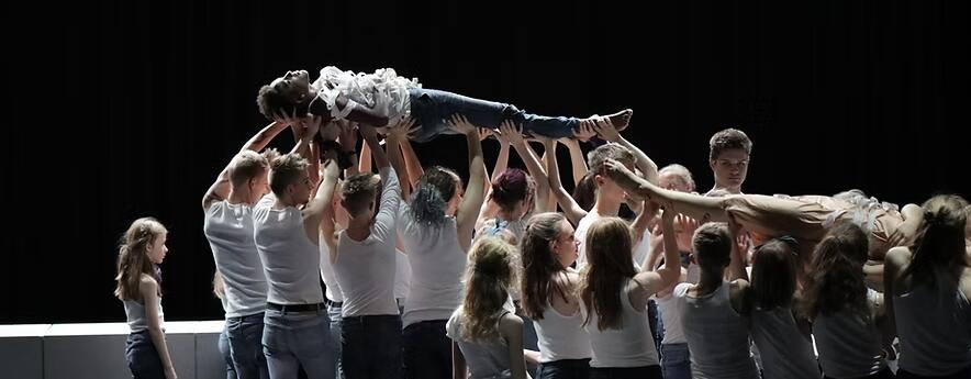 Jugendliche des Vereins Studio Pro Arte in Freiburg bei einer Tanzaufführung