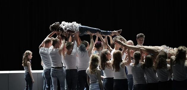 Jugendliche des Vereins Studio Pro Arte in Freiburg bei einer Tanzaufführung